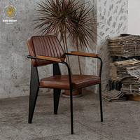 Chaise de salle à manger industrielle vintage en cuir avec accoudoirs en bois, structure en métal noir, chaise rembourrée pour restaurant, café, bistrot
