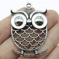Pendentif Hibou sur Branche 51x35mm en Alliage de Zinc Argent Vieilli avec Corps en Filigrane pour Mobile de Crèche Thème Forêt
