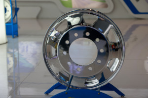 รถพ่วง11R22.5 8.25x22.5ล้ออลูมิเนียมปลอมแปลงสภาพใหม่ขอบรถบรรทุกโครเมี่ยม22.5นิ้วสำหรับงานหนักออกแบบได้ตามที่ต้องการ - Product Image 2