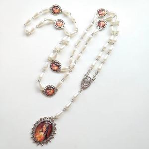 ลูกประคำเจ็ดความทุกข์ แบรนด์ Mecrt Fashion ประดับมุกสีขาว พร้อมจี้พระแม่มารีทรงกลม สร้อยคอประคำทางศาสนา - Product Image 1