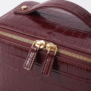 Estuche de Maquillaje con Grabado de Cocodrilo, Color Borgoña, Piel Sintética, Bolsa de Maquillaje Brillante con Textura de Cocodrilo, Apertura Plana, Cierre Dorado, Logotipo Personalizado OEM - Product Image 4
