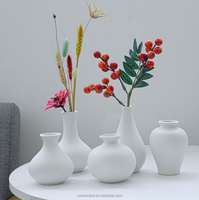 Vase bourgeon en céramique blanche noire en vrac OEM mini petit vase à fleurs en céramique nordique décoration de luxe moderne accessoires de décoration pour la maison
