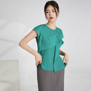 Camiseta Ecológica Comprimida de Manga Corta para Mujer, Cuello Alto, Moda de Alta Gama, Estilo Miyake Plisado, Secado Rápido - Product Image 6