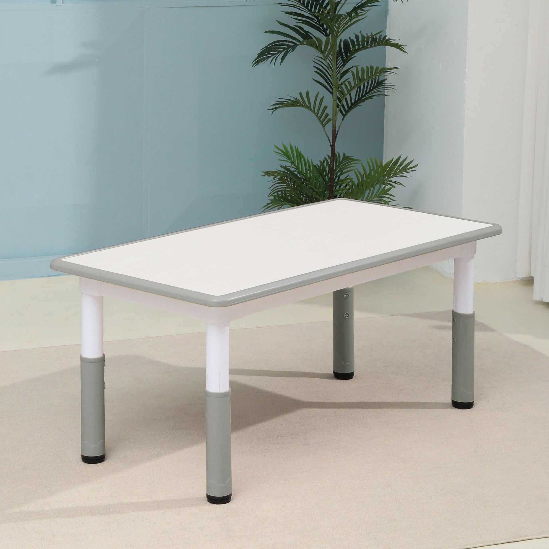 Pizarra blanca con mesa individual gris.