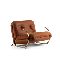 Fauteuil lounge luxueux rembourré avec structure en métal finition laiton courbé et accents en cuir capitonné pour salon, hôtel, villa