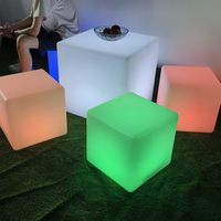 Ensemble de tabouret de table et chaise de meuble en plastique lumineux pour extérieur, jardin, patio, événement, fête, discothèque et hôtel avec éclairage LED RVB
