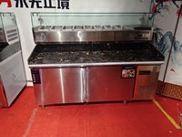 Station de préparation de pizzas en acier inoxydable avec bacs GN, table de préparation de sandwichs pour la restauration, maintien des ingrédients froids, capacité 330L, énergie A+++.