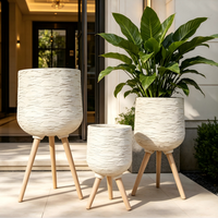Lot de 3 pots de fleurs en fibre de verre, texture écorce de pierre, avec pieds en bois naturel, pour plantes d'intérieur et d'extérieur