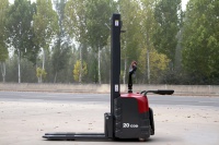 Pengiriman Gratis Harga Stacker Elektrik 1000kg Ride on Walkie Stackers Stacker Elektrik Forklift 2 Ton