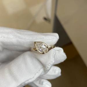 プロ仕様のカスタマイズされたIGI認定CVDラボグロウンダイヤモンド婚約指輪 1カラット VVS 14K/18K純金ペアカット クラシック女性用 - Product Image 2