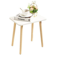 Petite table basse carrée, pieds en bois massif, idéale pour les petits appartements, les balcons ou comme table d'appoint pour canapé