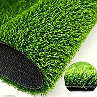 Gazon artificiel de football premium en PE/PP, lames verticales denses, toucher naturel doux, résistance aux UV, drainage rapide, installation facile, intérieur