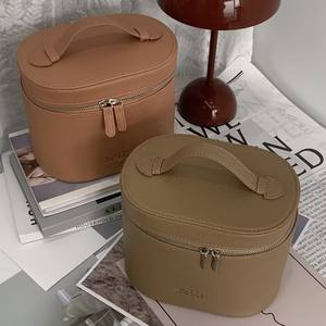 Bolsa de Maquillaje Portátil Ovalada de Cuero PU con Asa, Bolsa Organizadora de Cosméticos de Gran Capacidad con Divisores - Product Image 3