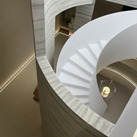 Escaliers de villa modernes sur mesure avec des plaques d'acier courbes épurées, escaliers intérieurs durables et sécurisés pour les espaces de luxe léger