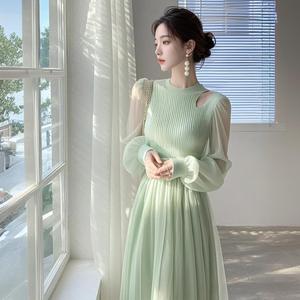 Vestido de Noche Largo Estilo Francés de Gasa Verde con Silueta en A, Cuello Alto, Cintura Imperio y Tirantes Finos, Color Liso - Product Image 3