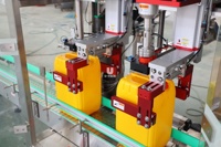Machine de remplissage et de bouchage linéaire automatique pour conteneurs/tambours/seaux/barils en plastique de 5L, 10L, 20L, 25L et bidons jerrycan HDPE de 20 litres