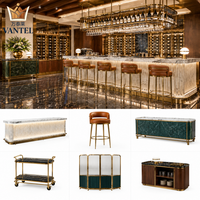 Ensemble de mobilier de luxe pour hôtel et restaurant avec banquette, chaises de salle à manger, tabourets de bar, comptoir de buffet et chariot de service