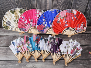 Élégant éventail pliant en soie blanche, style chinois, cadeau de mariage avec gravure personnalisée, motif floral peint, en bambou - Product Image 6