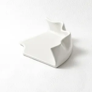2024 Роскошная треугольная посуда для банкета, матовая белая керамическая тарелка с волнистым ободком, фарфоровая плоская тарелка