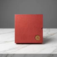 Caja de Regalo Magnética Personalizada con Aspecto de Cuero Borgoña, Logotipo Atómico en Lámina Dorada y Ventana Circular, Empaque de Lujo