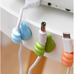 Gancho organizador de cables con forma de pulgar, creativo y lindo, para almacenar y asegurar cables de datos sin dejar rastro ni necesitar herramientas adicionales. - Product Image 3