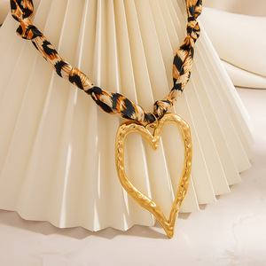 สร้อยคอผ้าพันคอผ้าไหมพิมพ์ลายเสือดาวพร้อมจี้หัวใจสีทองเครื่องประดับแฟชั่นสำหรับของขวัญผู้หญิง - Product Image 3