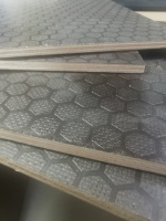 Film hexagonal antidérapant face 4ft X 8ft contreplaqué bouleau noyau d'eucalyptus pour boîtier de vol contreplaqué laminé