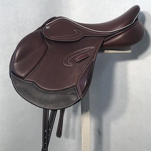 Silla de Montar de Cuero de Alta Calidad para Salto Ecuestre, Silla de Contacto Cercano con Acolchado Suave y Ajuste Ajustable para Montar Profesionalmente - Product Image 1
