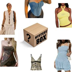 Nuovissime Balle Miste di Abbigliamento Usato Femminile, Scatole Sorpresa Misteriose a Basso Prezzo - Product Image 1