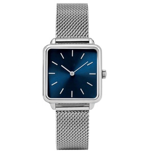Reloj de acero inoxidable cuadrado de lujo para mujer con caja de aleación de cara de perla Blanca Dorada y movimiento de cuarzo resistente al agua - Product Image 5