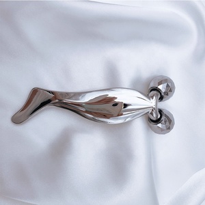 2024 الأعلى مبيعًا مدلّك الوجه والجسم المعدني ذو بكرة للعناية بالبشرة على شكل سمكة - Product Image 5