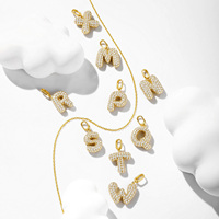 Collier minimaliste en or jaune 18 carats avec chaîne serpent et pendentif initial en diamant de laboratoire pavé, unisexe