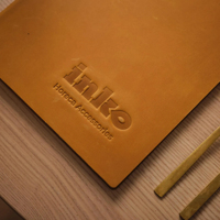 Porte-menu élégant en similicuir avec logo personnalisé en relief pour restaurant, gastronomie fine ou café