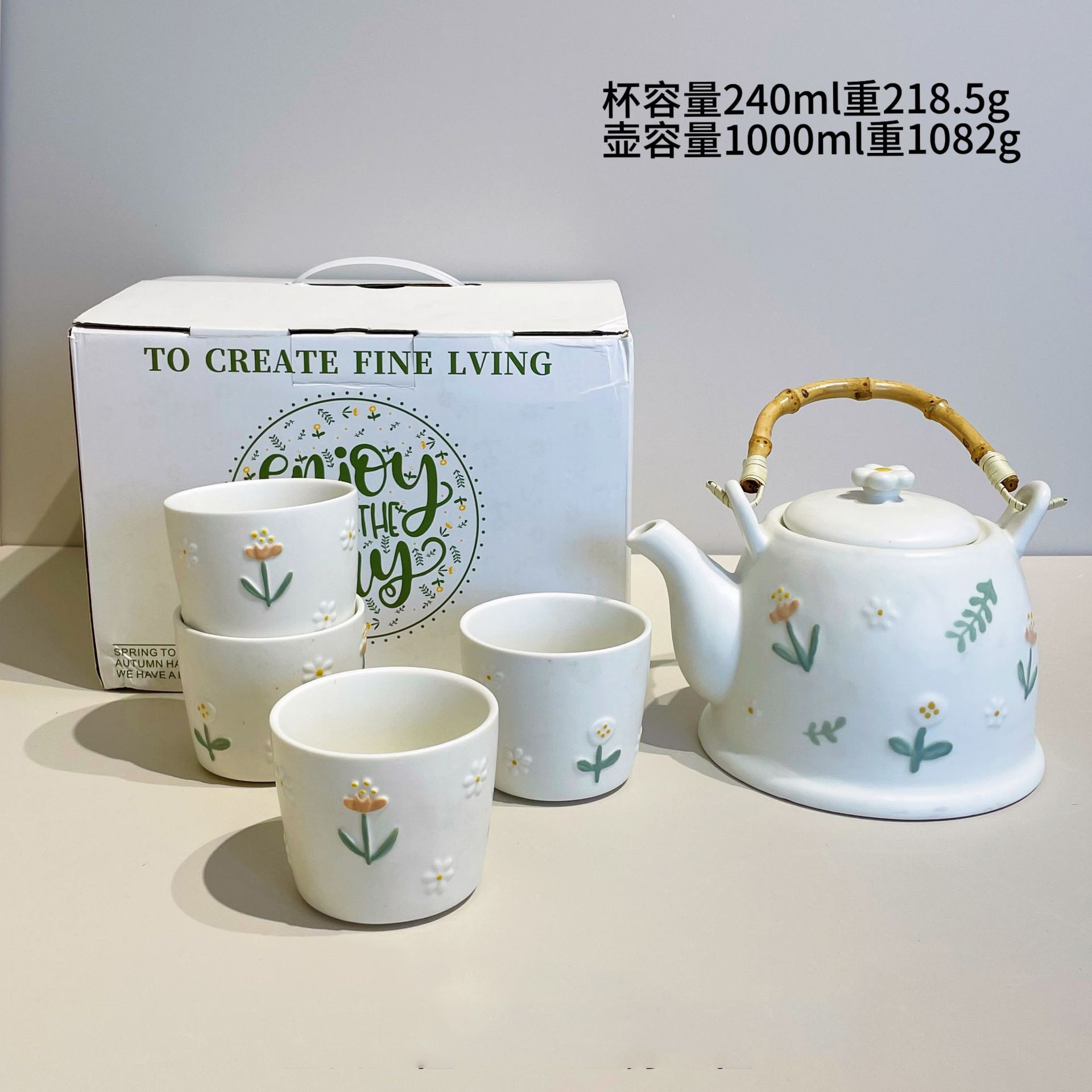 Une théière avec 4 tasses