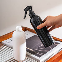 Flacon pulvérisateur à gâchette en plastique noir et blanc moderne, lisse et brillant, rechargeable, pour la maison, les soins personnels et les voyages