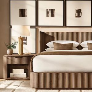 Cama de Madera Lineal de Alta Gama con Cabecera de Ranuras Verticales, Base de Cama King Size, Estilo Moderno para Recámara Principal de Mansion - Product Image 1