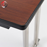 Table de conférence moderne en métal perforé avec plateau en bois et pieds en acier inoxydable pour usage hôtelier et bureautique