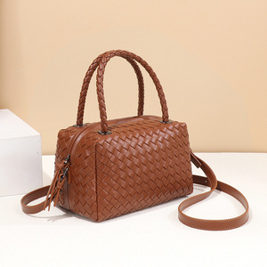 Nuova Borsa a Tracolla 2024 in Pelle PU Intrecciata a Mano, Stile Pillow Tote, per Fotocamera e Trucchi - Product Image 4