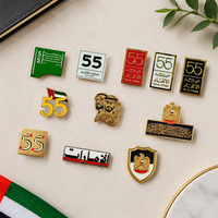 En stock Émirats Arabes Unis : Souvenir de la 55e Journée Nationale – Aimant, Badge, Drapeau, Broche avec portrait de Faucon et de Sjeikh pour la célébration nationale des Émirats Arabes Unis