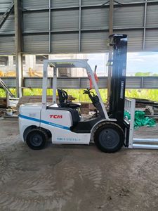 מלגזה משומשת TCM 3 טון, דגם 2022-2023, אמינות מוכחת, מנוע דיזל ISUZU FD30 - מלגזת בעירה פנימית מומלצת - Product Image 1