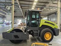 Rouleau compacteur vibrant diesel monocylindre DynoMach 75KW avec moteur Cummins, pompe haute efficacité, capacité de montée de 30% - Modèle LZ1000S