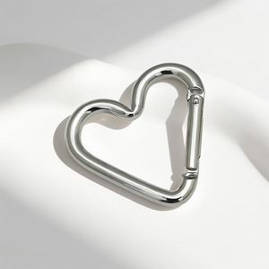 Accesorio minimalista de aluminio con forma de corazón para llavero, para bolsos pequeños, chapado en K blanco - Product Image 4