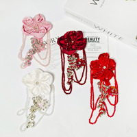Applique florale brodée avec fleurs en tissu 3D, perles, strass et pompons pour robes de mariée et chapeaux