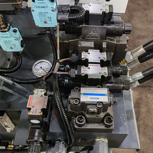 用于制作拉链拉头门把手的锌合金热室压铸机 - Product Image 5