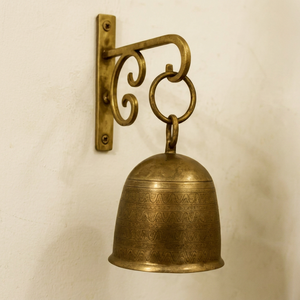 Campana Colgante de Latón Antiguo con Soporte de Pared, Campana Decorativa para el Hogar, Jardín, Entrada y Decoración Exterior - Product Image 1