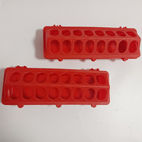 Mangeoire à poulets en plastique rouge durable anti-gaspillage avec couvercle rabattable pour l'élevage en extérieur et les kits d'alimentation pour poulaillers