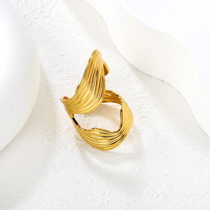 แหวนแฟชั่นสำหรับผู้หญิง ดีไซน์ดอกไม้สีทอง รูปทรงไม่สมมาตร เหมาะสำหรับงานปาร์ตี้ ลวดลายเรขาคณิต เส้นวงกลม - Product Image 2