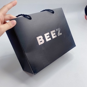 Bolsas de Papel Negras Ecológicas Personalizadas con Logotipo Impreso en Lámina Plateada para Empaque de Extensiones de Cabello - Product Image 4
