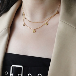 สร้อยคอสองชั้นแบบเรียบหรู ชุบทอง ประดับจี้รูปดอกไม้น่ารัก - Product Image 5