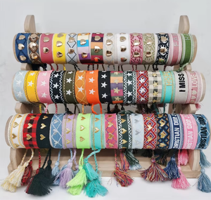 ของขวัญเทศกาลโบฮีเมียน กำไลข้อมือผ้าริบบิ้นปักอักษรตามสั่ง พร้อมพู่ห้อย - Product Image 3